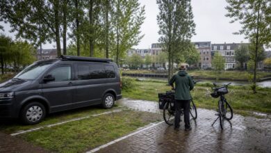 Campervan und Fahrräder auf einem Stadtcampingplatz bei Amsterdam