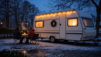 Weihnachten mit Wohnwagen auf einem winterlichen Campingplatz