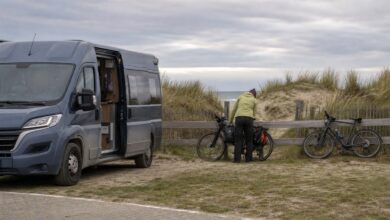 Campervan und Fahrräder auf einem Ostsee-Campingplatz auf Usedom