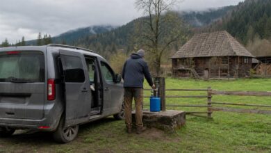 Camper füllt Wasser auf einem ländlichen Campingplatz in Rumänien