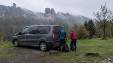 Campervan und Wanderer in der Sächsischen Schweiz