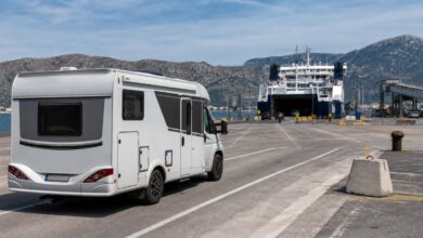 Wohnmobil in der Fahrzeugwarteschlange einer Mallorca-Fähre