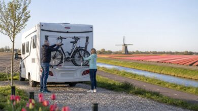 Paar sichert Fahrräder am Wohnmobil in den Niederlanden