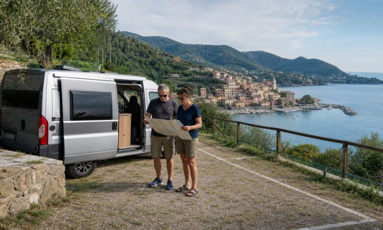 Camper planen ihre Route an der ligurischen Küste