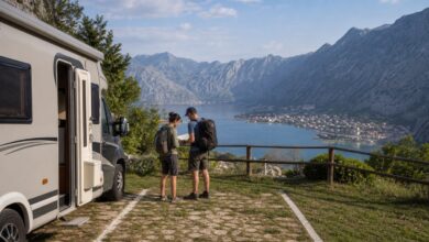 Reisende bereiten eine Wanderung an der Bucht von Kotor vor