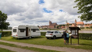 Paar plant Ausflüge von einem polnischen Campingplatz