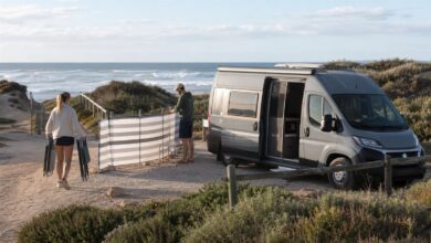 Camper richten ihren Stellplatz an Portugals Atlantikküste ein