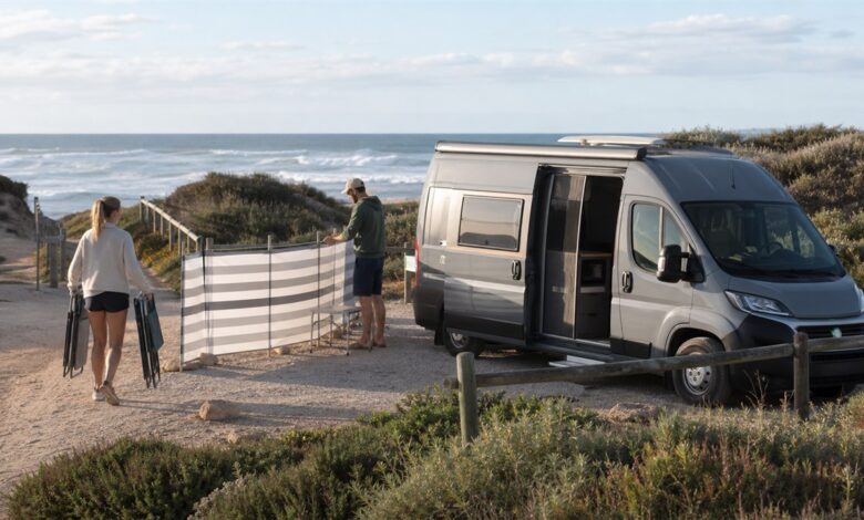 Camper richten ihren Stellplatz an Portugals Atlantikküste ein