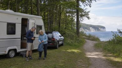 Camper bereiten eine Küstenwanderung auf Rügen vor