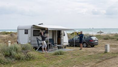 Paar spannt die Markise am Schwarzen Meer in Rumänien ab