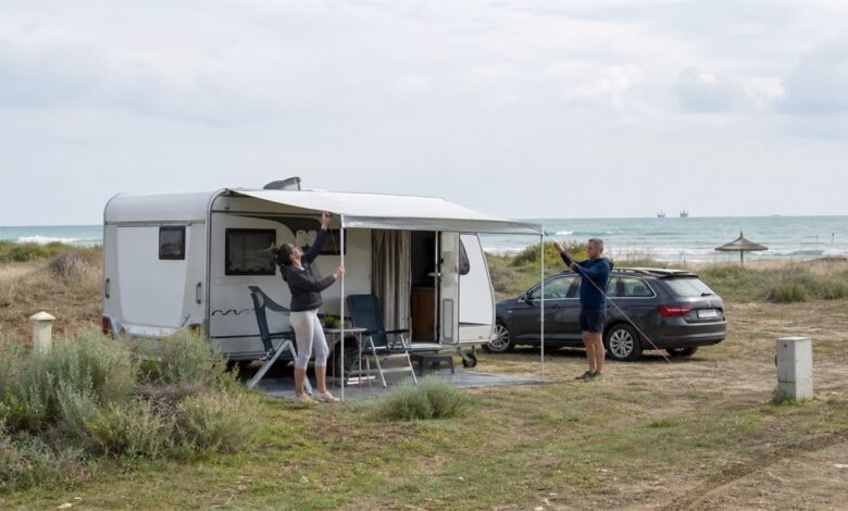 Paar spannt die Markise am Schwarzen Meer in Rumänien ab