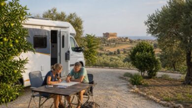 Paar plant seine Camping-Rundreise durch Sizilien