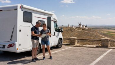 Reisende planen Wohnmobilziele an einem Aussichtspunkt in Spanien