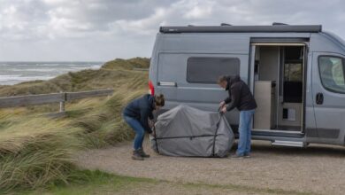 Paar sichert eine Fahrradabdeckung auf einem Campingplatz auf Sylt