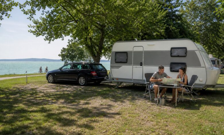Paar plant einen Ausflug vom Campingplatz am Balaton