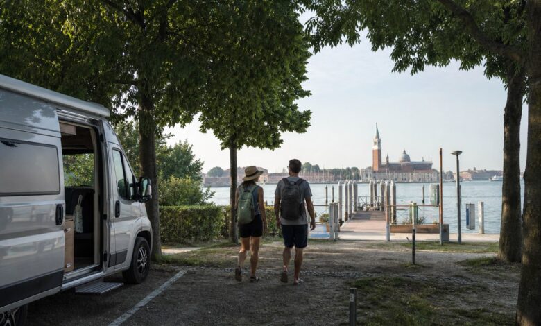 Camper gehen vom Stellplatz zur Fähre nach Venedig