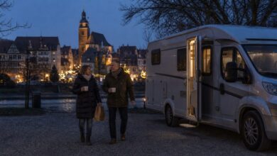 Camper kehren vom nahe gelegenen Weihnachtsmarkt zurück