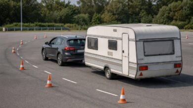 Fahrtraining mit Auto und Wohnwagen auf einem Übungsplatz