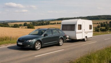 Kombi zieht einen einachsigen Wohnwagen auf einer Landstraße