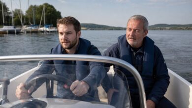 Fahrschüler und Ausbilder bei einer praktischen Motorbootstunde