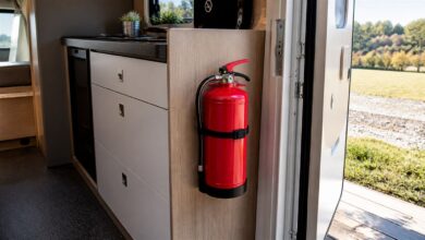 Sicher montierter Feuerlöscher neben der Eingangstür eines Wohnmobils