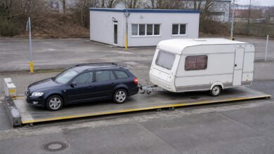 Wohnwagen-Gespann steht zur Gewichtskontrolle auf einer Fahrzeugwaage