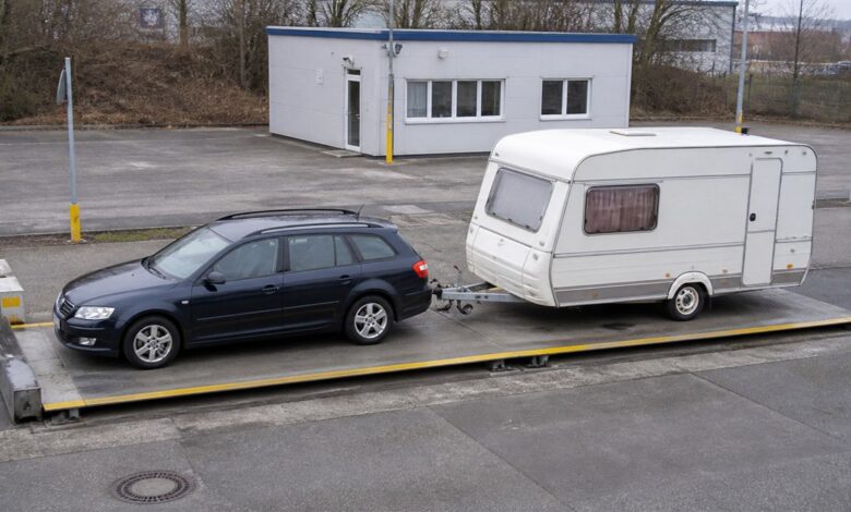 Wohnwagen-Gespann steht zur Gewichtskontrolle auf einer Fahrzeugwaage