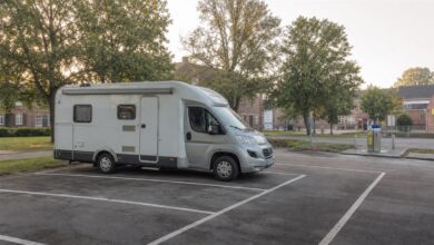 Wohnmobil auf einem einfachen kommunalen Stellplatz in Deutschland