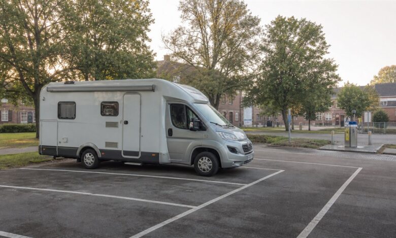 Wohnmobil auf einem einfachen kommunalen Stellplatz in Deutschland