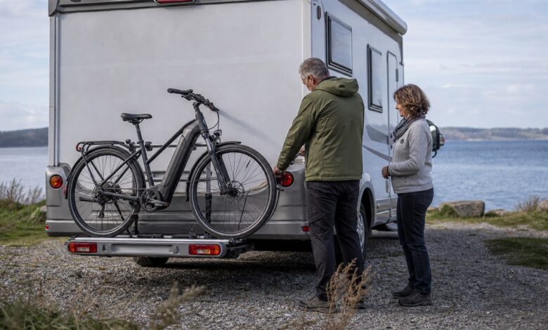 E-Bike auf einem sicheren Heckträger am Wohnmobil