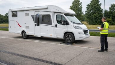 Wohnmobil wird bei einer Verkehrskontrolle auf einer Achslastwaage gewogen