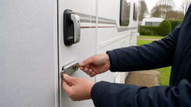 Camper verriegelt ein zusätzliches Sicherheitsschloss an der Wohnwagentür
