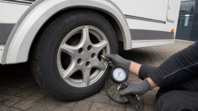 Techniker prüft den Reifendruck an einem Wohnwagenrad