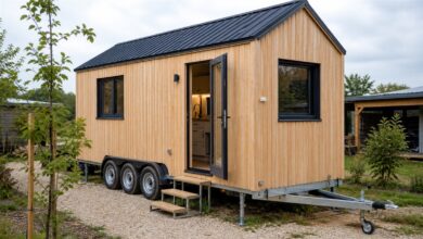 Schlichtes bezugsfertiges Tiny House auf einem dreiachsigen Anhänger