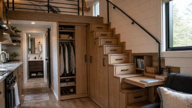 Platzsparender Tiny-House-Innenraum mit Treppenschränken und eingebauten Staufächern