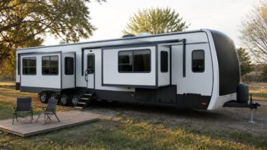 Großer Wohnwagen mit ausgefahrenen Seitenerweiterungen und sicheren Stützen