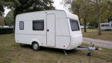 Kleiner Wohnwagen mit genau einer Eingangstür auf einem Campingplatz