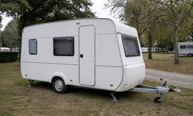 Kleiner Wohnwagen mit genau einer Eingangstür auf einem Campingplatz