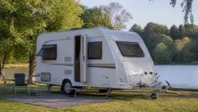 Kompakter einachsiger Wohnwagen der Weinsberg-CaraOne-390-PUH-Klasse auf einem Campingplatz