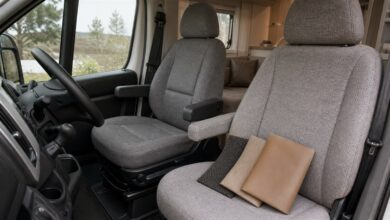 Verschiedene robuste Sitzbezugsmaterialien auf einem Wohnmobil-Fahrersitz