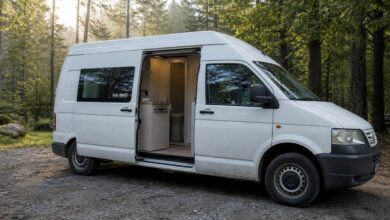 Ausgebauter VW T5 Hochdach-Camper mit kompakter Nasszelle und Küchenzeile