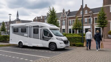 Wohnmobil auf einem Stellplatz nahe dem Outlet-Center in Roermond