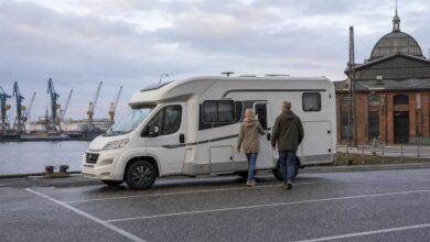 Wohnmobil auf einem Stellplatz nahe Hamburger Fischmarkt und Elbe