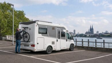 Wohnmobil auf einem innenstadtnahen Stellplatz am Rhein in Köln