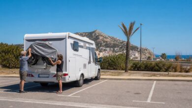 Wohnmobil auf einem sonnigen Stellplatz an der spanischen Küste bei Cullera