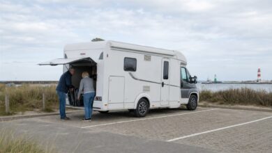 Wohnmobil auf einem ausgewiesenen Stellplatz nahe der Ostseeküste in Warnemünde