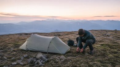 Ultraleichtes Trekkingzelt wird auf einer alpinen Hochfläche abgespannt