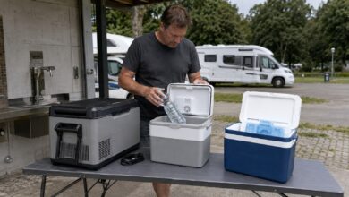 Drei unterschiedliche Camping-Kühlboxen vor einem Wohnmobil im Vergleich