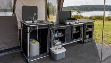 Mobile Campingküche mit Spülbecken sowie Frisch- und Abwasserbehältern