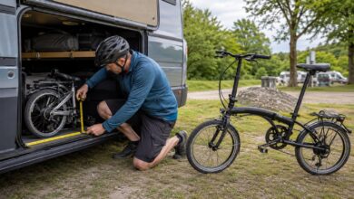 Camper misst ein gefaltetes Klapprad im Stauraum eines Wohnmobils